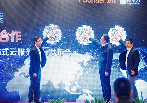 中國(guó)新聞技聯(lián)理事長(zhǎng)謝勝和（中）、方正電子董事長(zhǎng)、總裁楊斌（左）、阿里云互聯(lián)網(wǎng)事業(yè)部總經(jīng)理金戈（右）共同開(kāi)啟新品發(fā)布.jpg