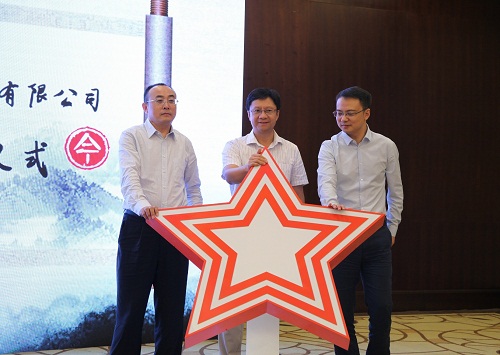 方正電子總裁楊斌（中）、華為中國區(qū)企業(yè)BG廣電媒資業(yè)務部副部長張宏中（右一）、方正電子數(shù)字出版與教育業(yè)務部總經(jīng)理劉長明（左一）共同發(fā)布融合云出版解決方案.jpg
