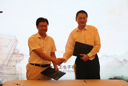 方正電子總裁楊斌（左）、國家開放大學出版?zhèn)髅郊瘓F總編輯、中央廣播電視大學出版社總編輯任巖（右）代表雙方簽約.jpg